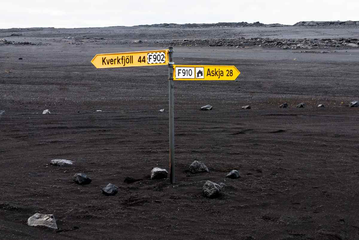 F Road heading to Askja