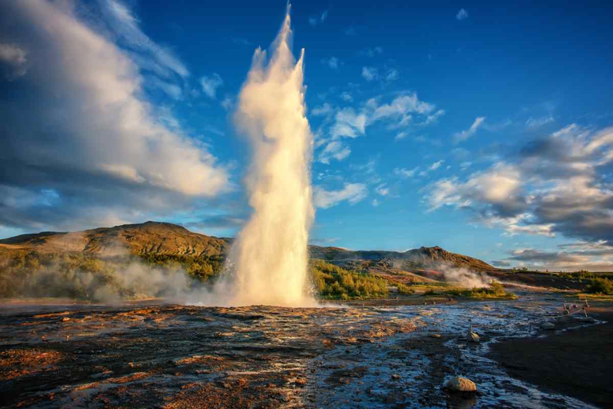 strokkur geysir gushing water into the air