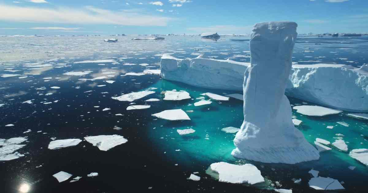 Views of a glacier lake in Iceland