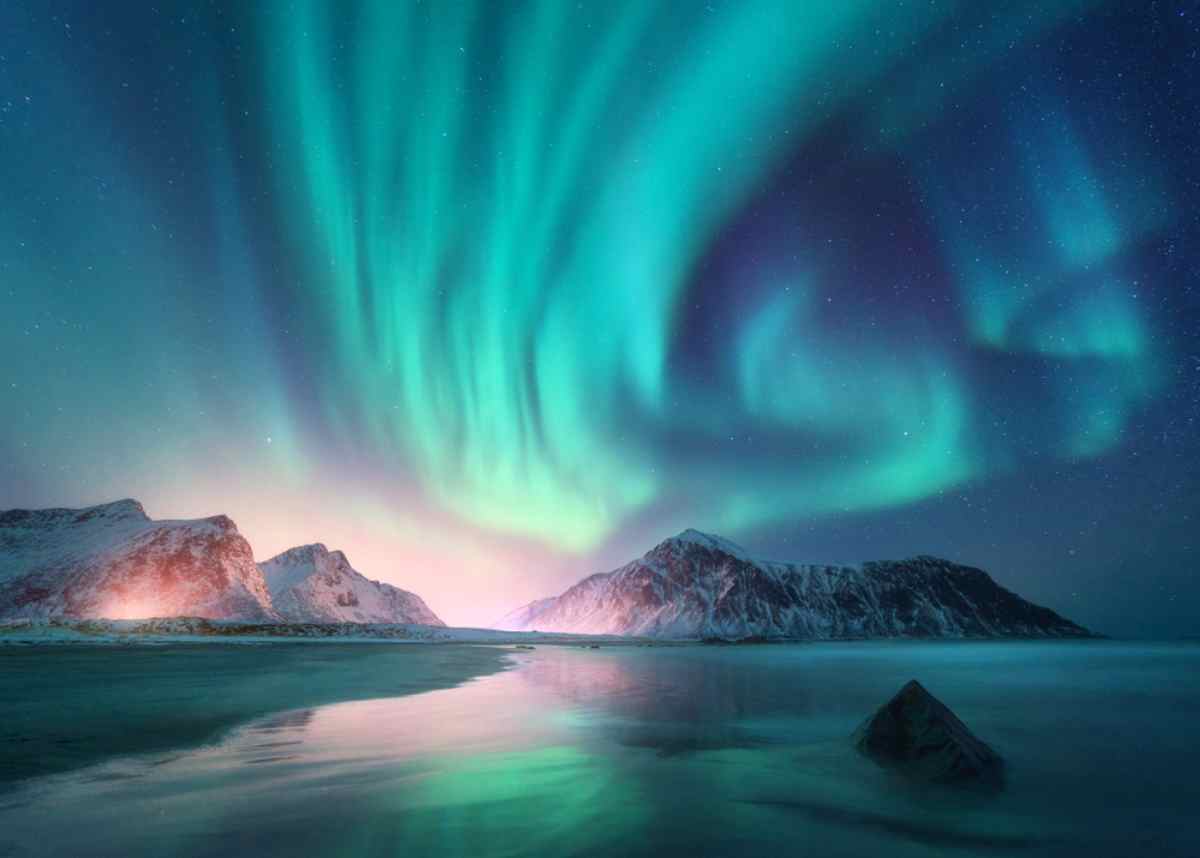 Majestic views to the northern lights dancing in Iceland