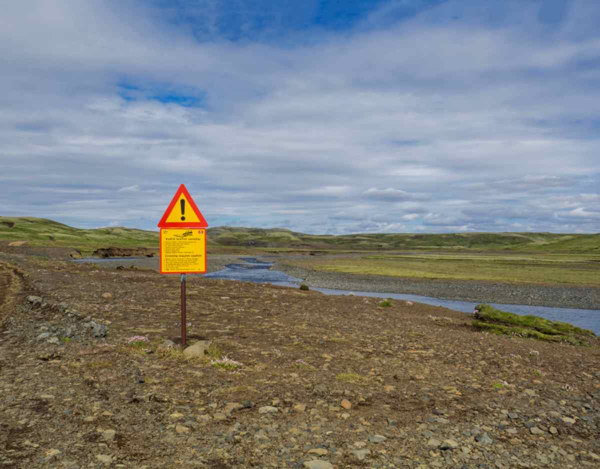 Overview of an Icelandic F-road with a road sign indicating that driving on it without a 4x4 vehicle is prohibited.