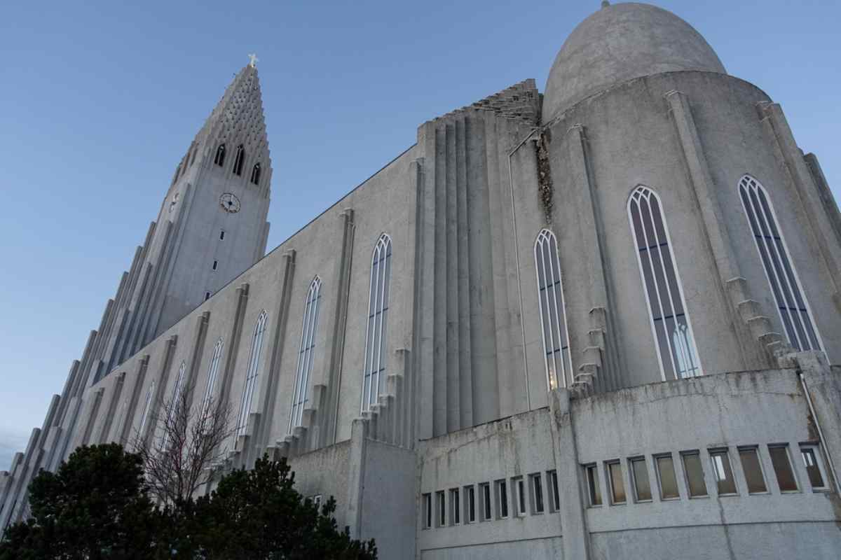 Hallgr&iacute;mskirkja church in Reykjavik, showing the iconic concrete fa&ccedil;ade, tall tower, and arched windows.